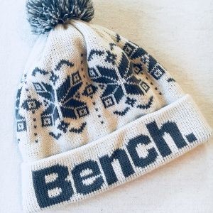 bench // winter hat